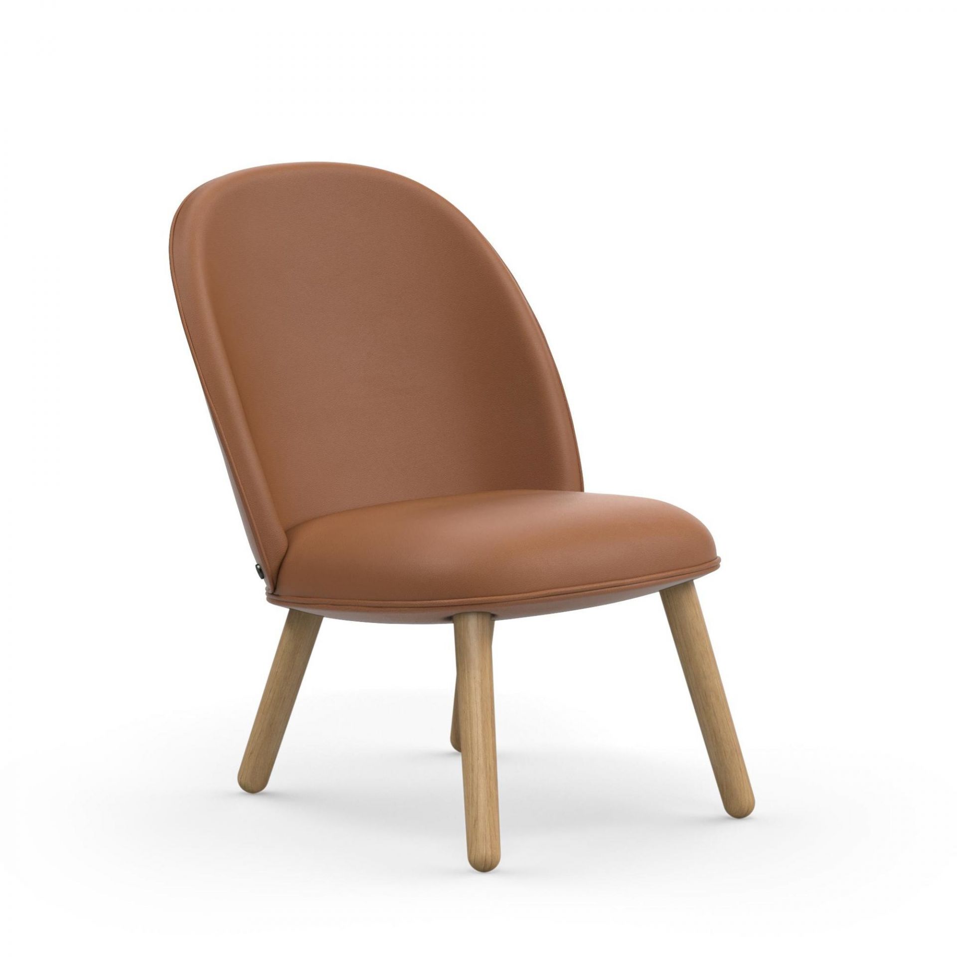 Ace Lounge Sessel von Normann Copenhagen mit Eichenbeinen und braunem Lederbezug.