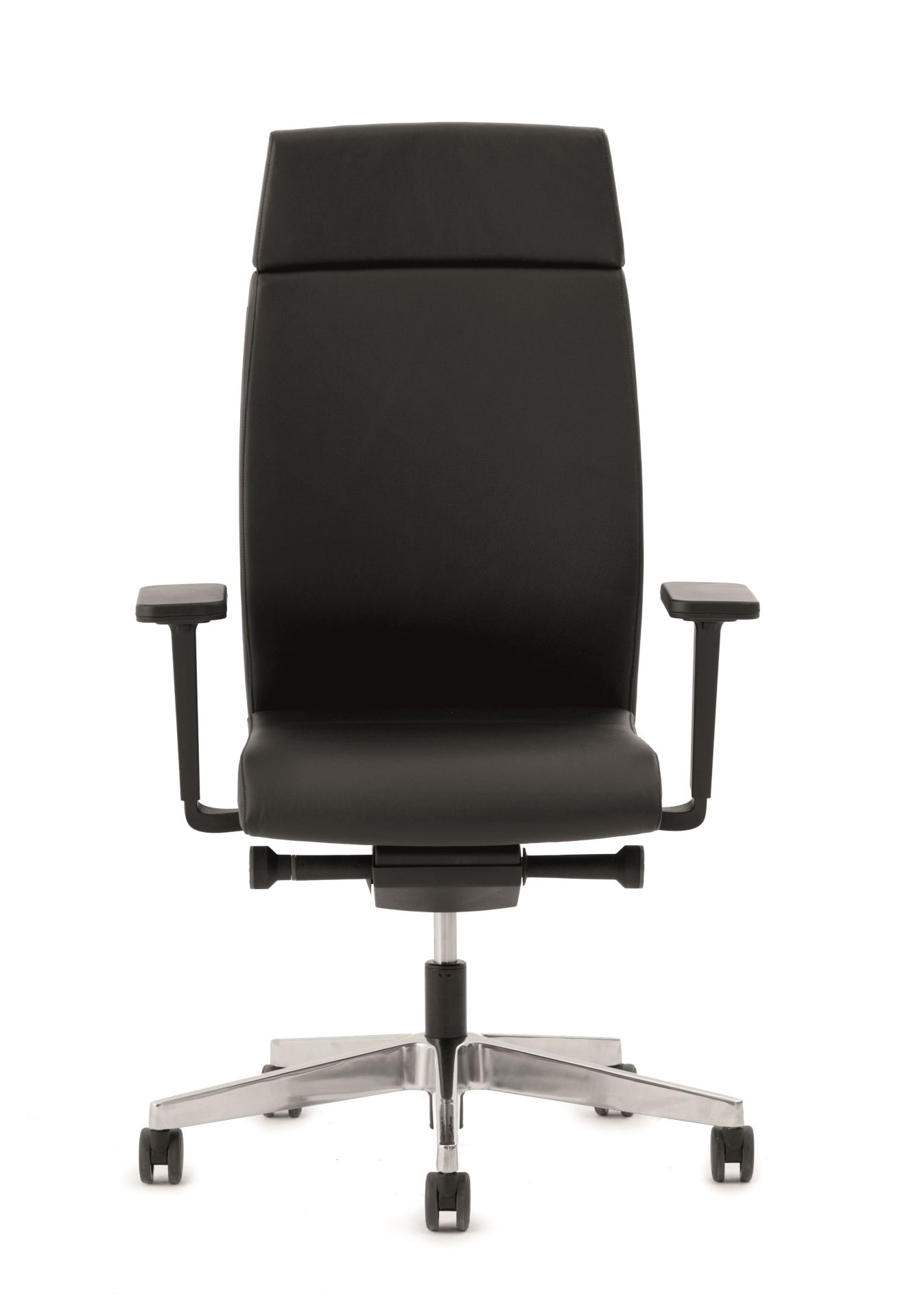 Schwarzer YOSTER Chefsessel von Interstuhl, ergonomischer Bürostuhl mit hoher Rückenlehne und silberfarbenem Fußkreuz.