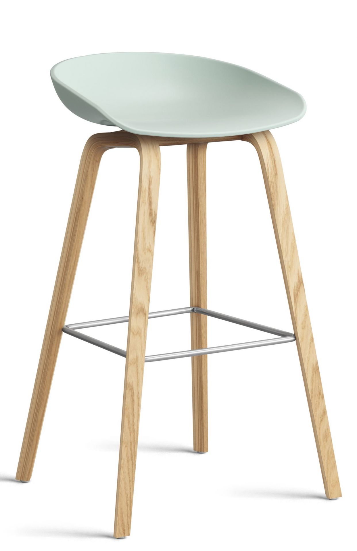 About a Stool AAS32 Barhocker in Dusty Mint mit Holzbeinen und Fußstütze.