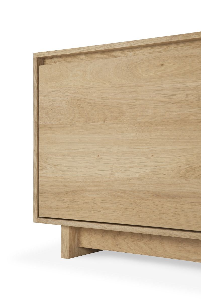 Detailaufnahme der Ethnicraft Wave TV Anrichte aus hellem, massivem Eichenholz, modernes Sideboard für Wohnzimmer.