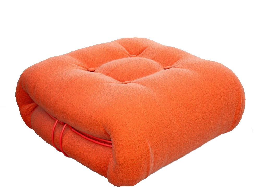 Oranger Soriana Hocker von Cassina: Gepolsterter, quadratischer Fußhocker mit Knopfheftung und rotem Metallgestell.