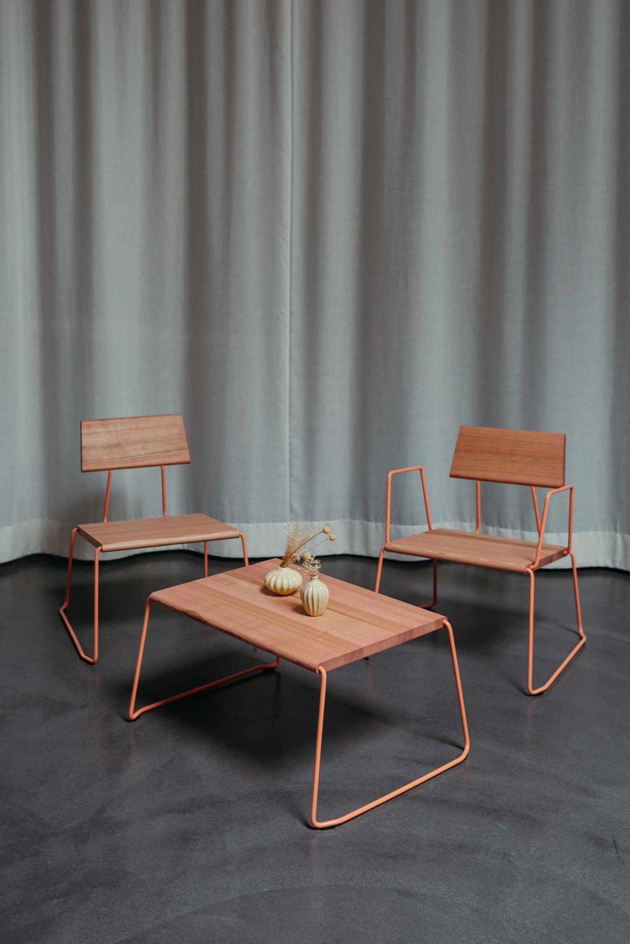 D:009 Coffeetable Fuchs & Habicht mit zwei Stühlen, minimalistisches Design, Holz und orangefarbenes Metall.