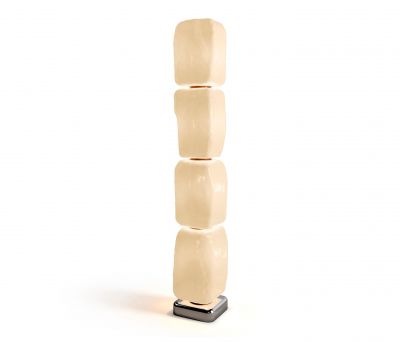 Cassina Wax Stone Light Stehleuchte: Vier übereinander gestapelte, organisch geformte Leuchtelemente auf quadratischem Sockel.