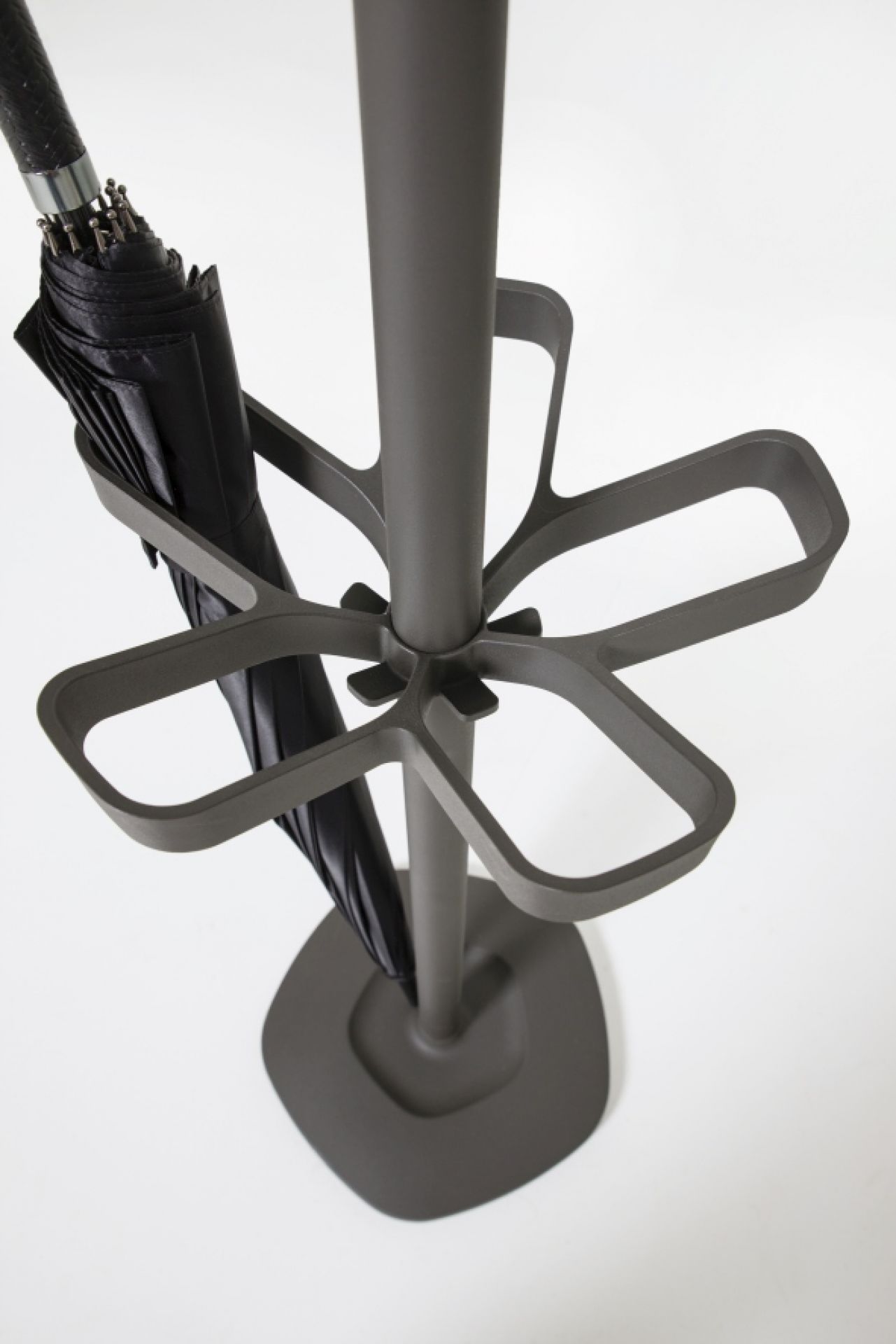 Flower Plus Garderobe mit Schirmständer in Grau, mit schwarzem Regenschirm. Modernes Design für Flur und Büro.