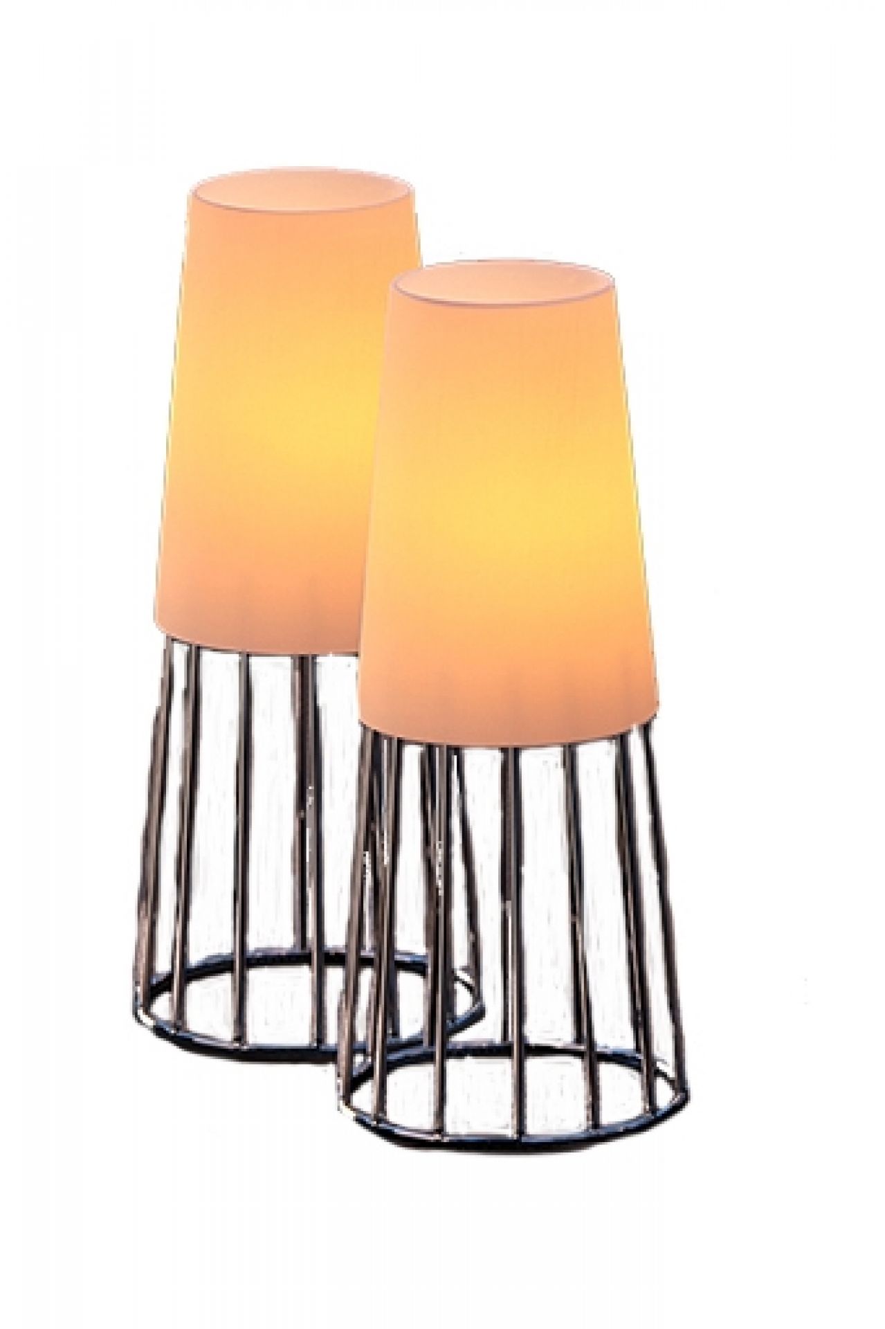 Zwei Lighthouse Teelichthalter von Philippi, moderne Tischdeko mit warmem Licht und Metallgestell.