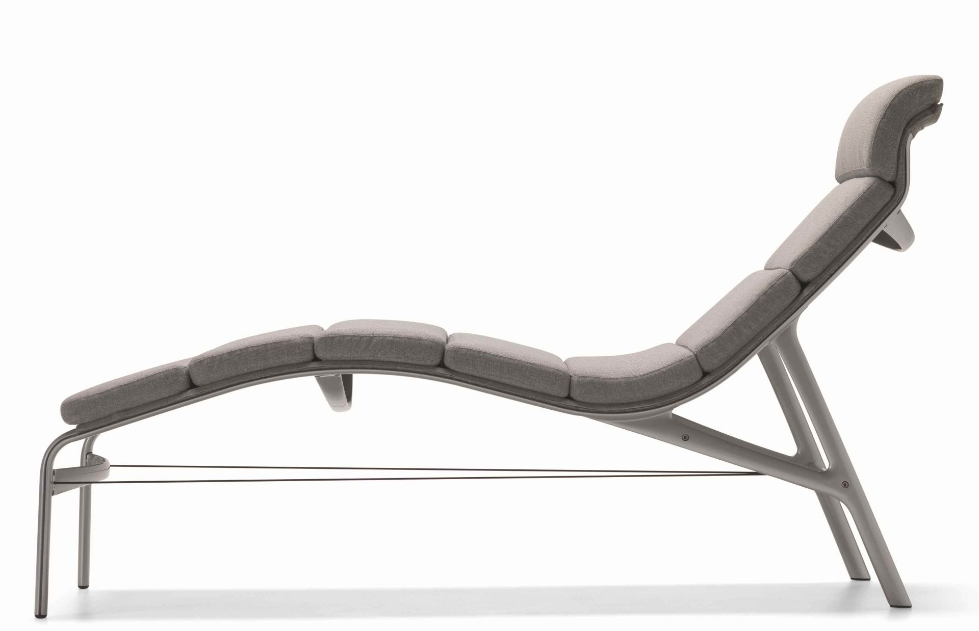 Longframe Soft Liege: Graue Outdoor Liege mit weichen Polstern und modernem Design.