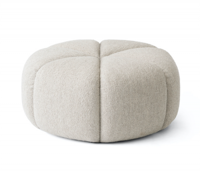 Off White Pouf Hocker von Vipp mit weicher Textur, ideal als Sitzgelegenheit oder Fußhocker.