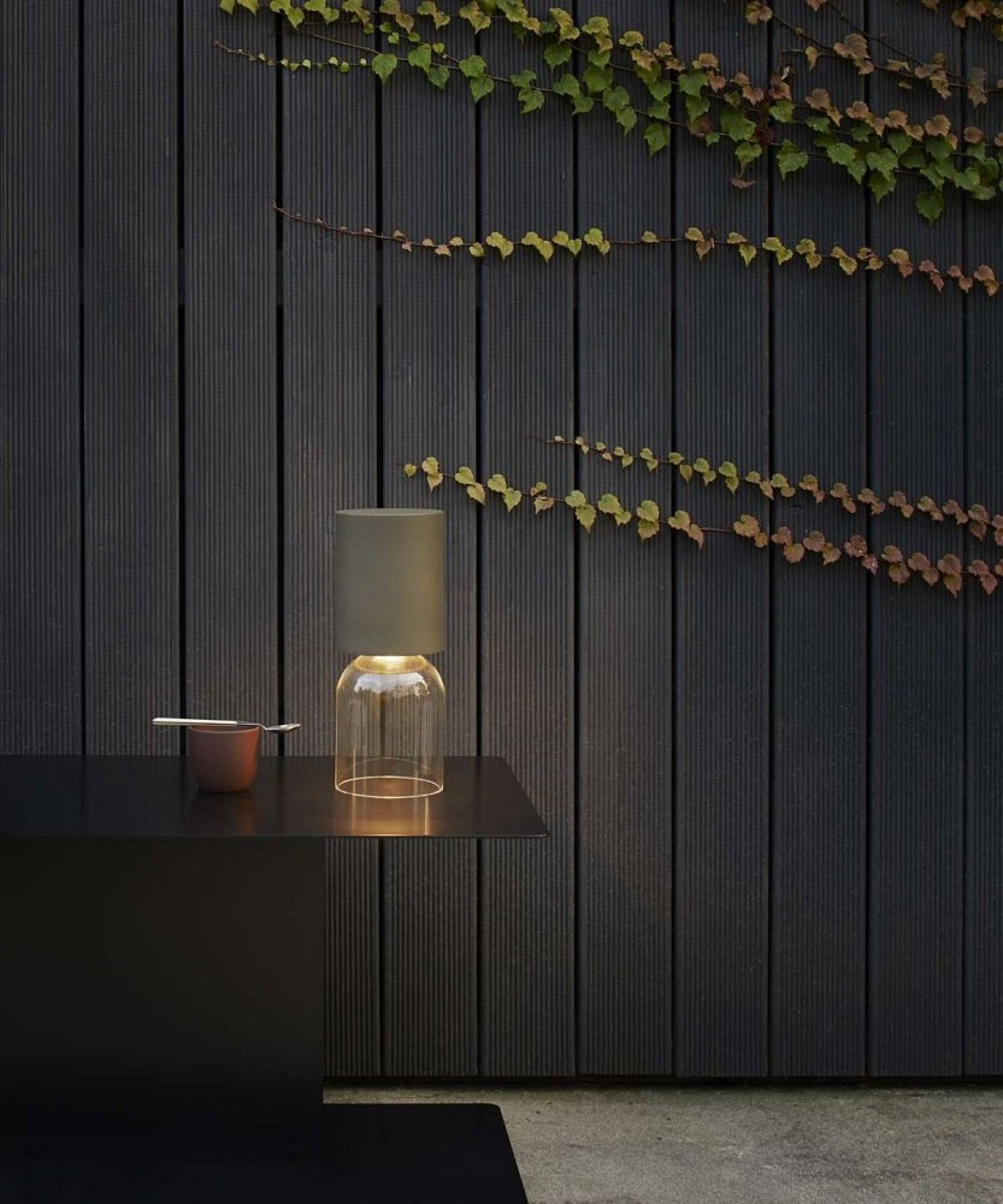 A02R1 NUI Mini Akkuleuchte SAND von Luceplan als Tischleuchte im Außenbereich.