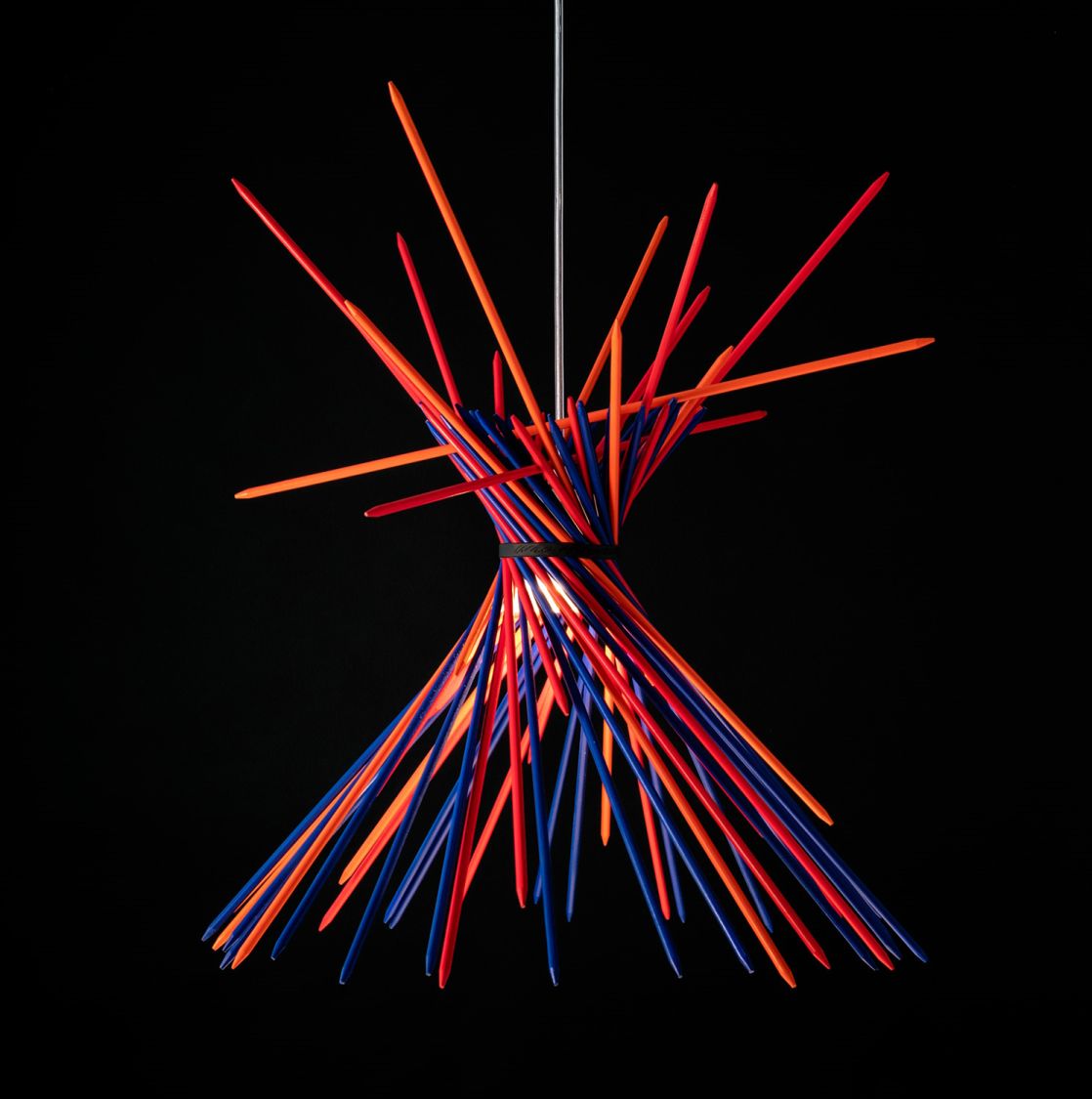 Pic-A-Stic Pendelleuchte von Ingo Maurer mit bunten Stäben in Rot, Orange und Blau.