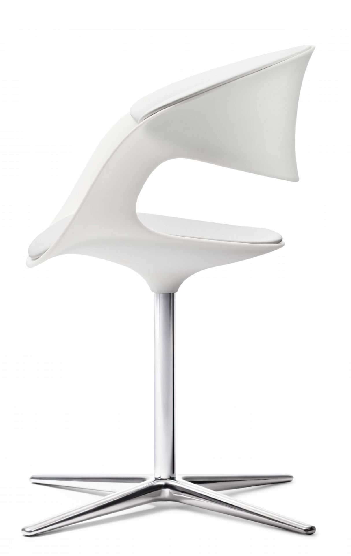 Weißer Lox Sessel von Walter Knoll mit Chromfuß, moderner Drehstuhl für Büro und Wohnbereich.