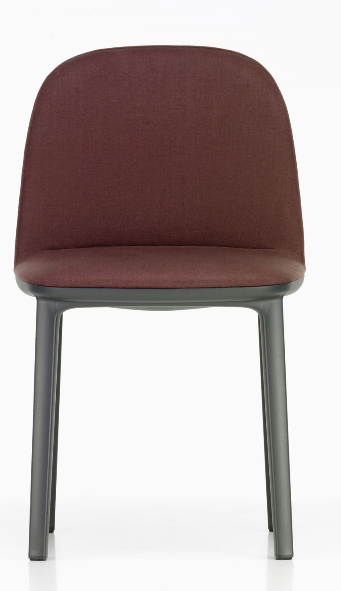 Vorderansicht: Softshell Side Chair Stuhl von Vitra mit bordeauxrotem Stoffbezug und grauem Gestell.