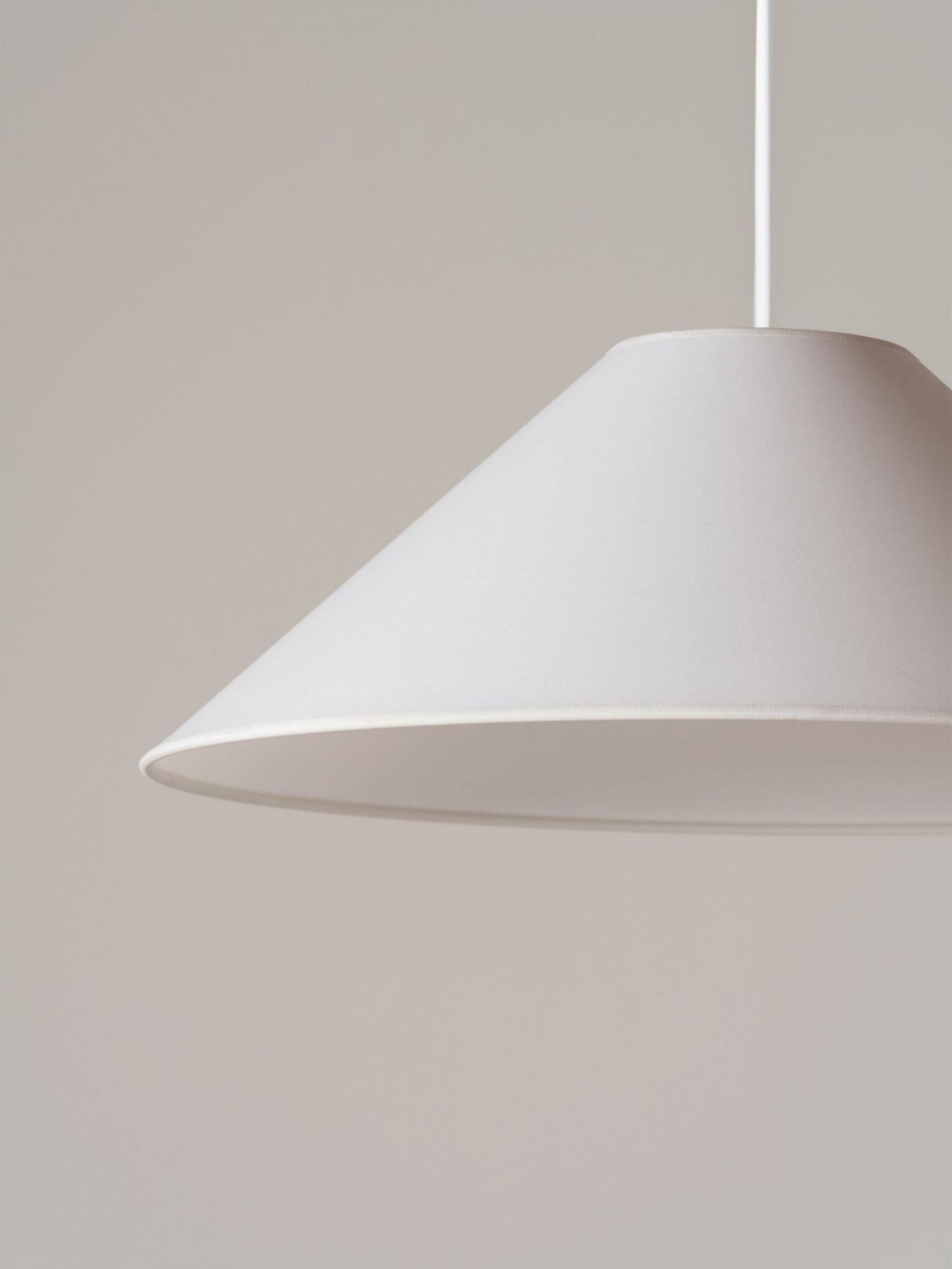 Detailaufnahme der weißen Sísísí Pendelleuchte von Santa & Cole, konisch und flach.