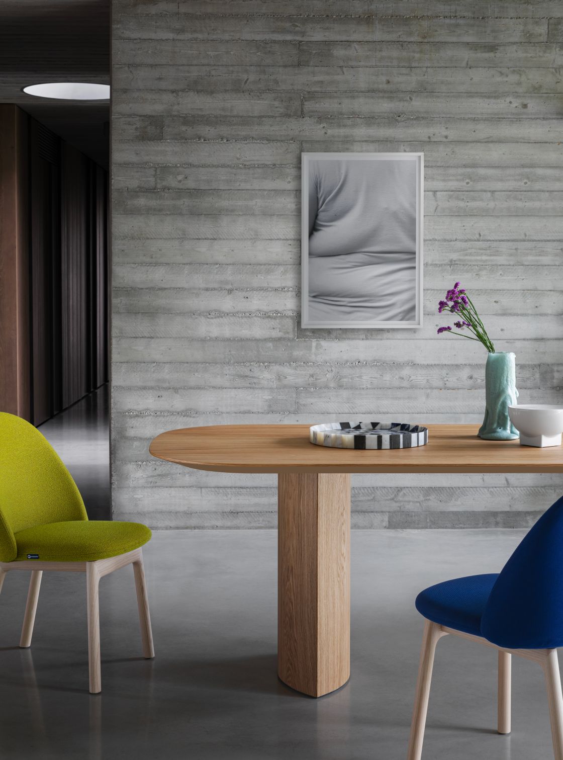 Plauto Esstisch von Miniforms aus Holz mit Stühlen in Grün und Blau.