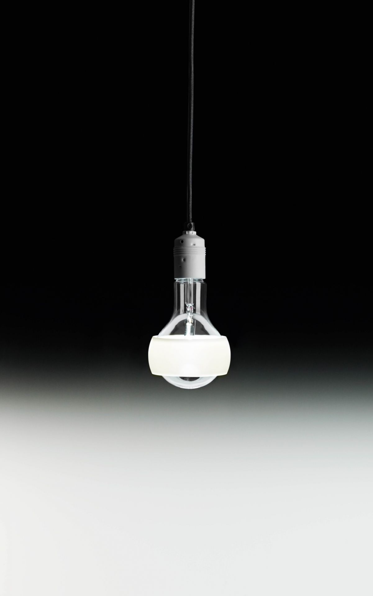 Nahaufnahme der Johnny B. Bald Hängeleuchte von Ingo Maurer, eine moderne Designlampe.