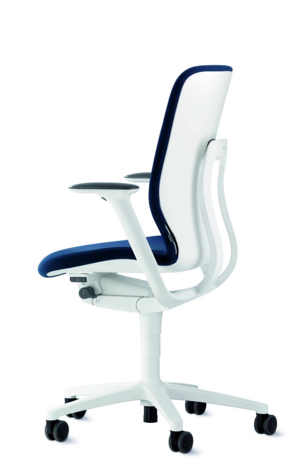 Drehstuhl AT von Wilkhahn, weiße Ausführung mit blauem Sitz und Rückenlehne, ergonomischer Bürostuhl.