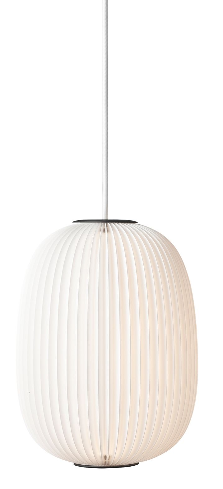 Nahaufnahme der Lamella Pendelleuchte von Le Klint, weiße Lamellen, schwarze Details. Design Lampe.