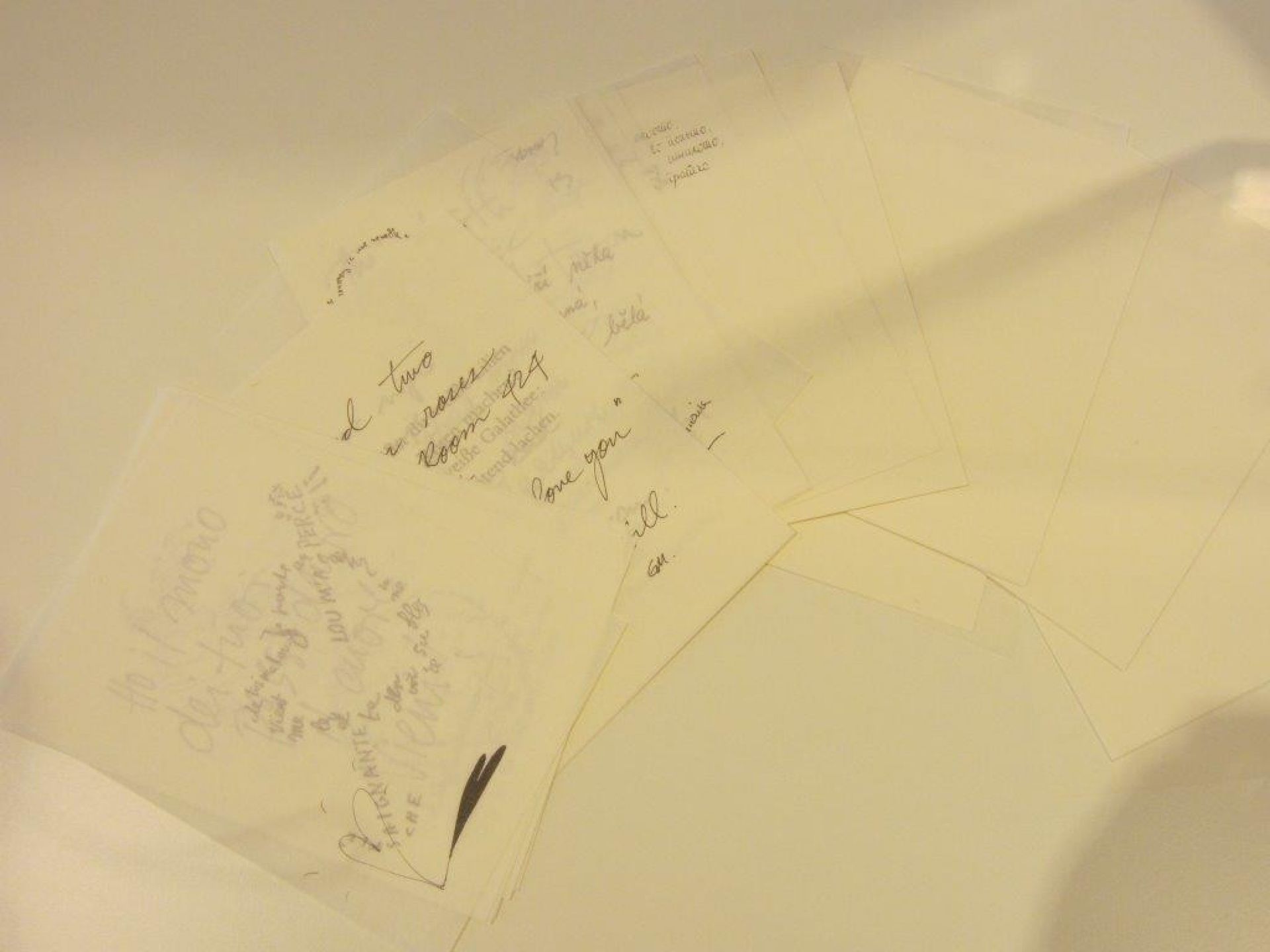 Zettelset für Ingo Maurer Zettel Z 5 Leuchte: Unbeschriebene und beschriftete Blätter Papier für individuelle Gestaltung.