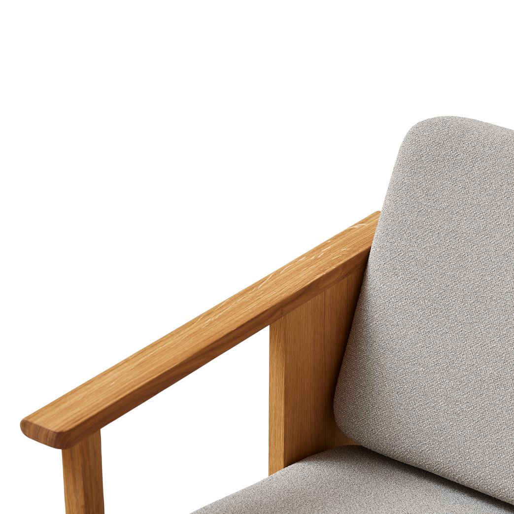Detailaufnahme: Block Lounge Chair Sessel mit Holzrahmen und grauem Gabriel Bezug.