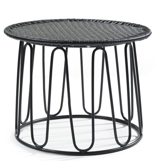 Schwarzer Circo Beistelltisch für den Außenbereich mit runder, geflochtener Tischplatte und filigranem Metallgestell.