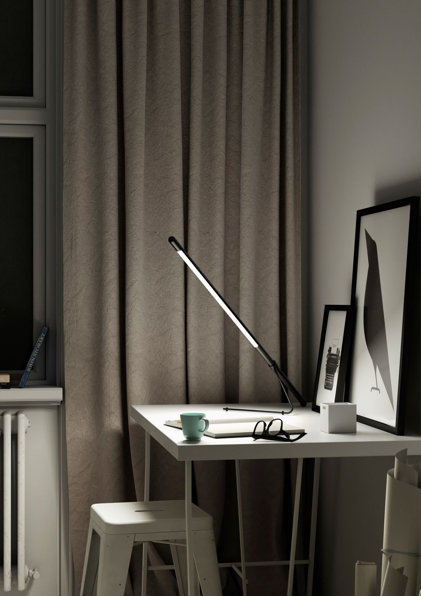 Nahaufnahme der Belux Tubo Tischleuchte in Chrom auf einem Schreibtisch mit Dekoration.