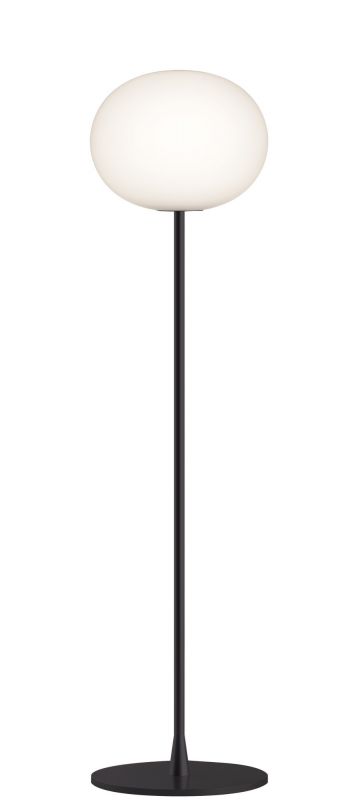 Schwarze Glo Ball Stehleuchte von Flos mit rundem, leuchtendem Diffusor und minimalistischem Design.