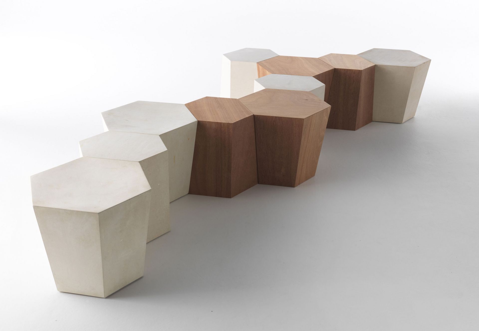 Weißer und brauner Hexagon Hocker aus Holz, modernes Design für Wohnzimmer und Büro.