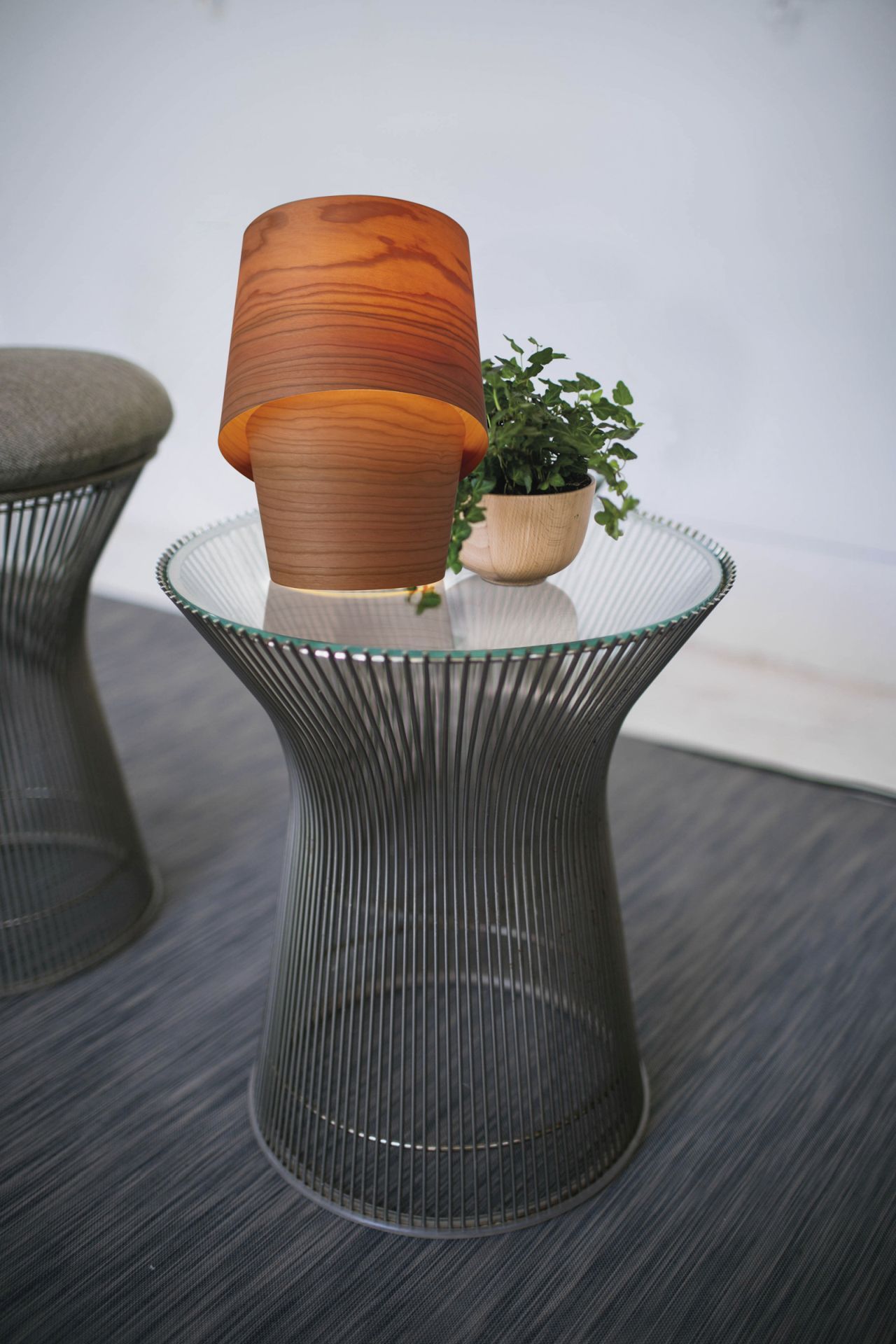 Nahaufnahme der LZF Lamps Tiny Tischleuchte aus Holz auf einem modernen Beistelltisch.