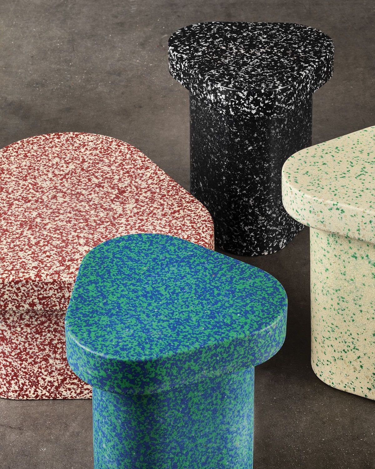 Mehrfarbige Superpop Couchtische von Miniforms, geeignet für Indoor und Outdoor, in verschiedenen Farben.