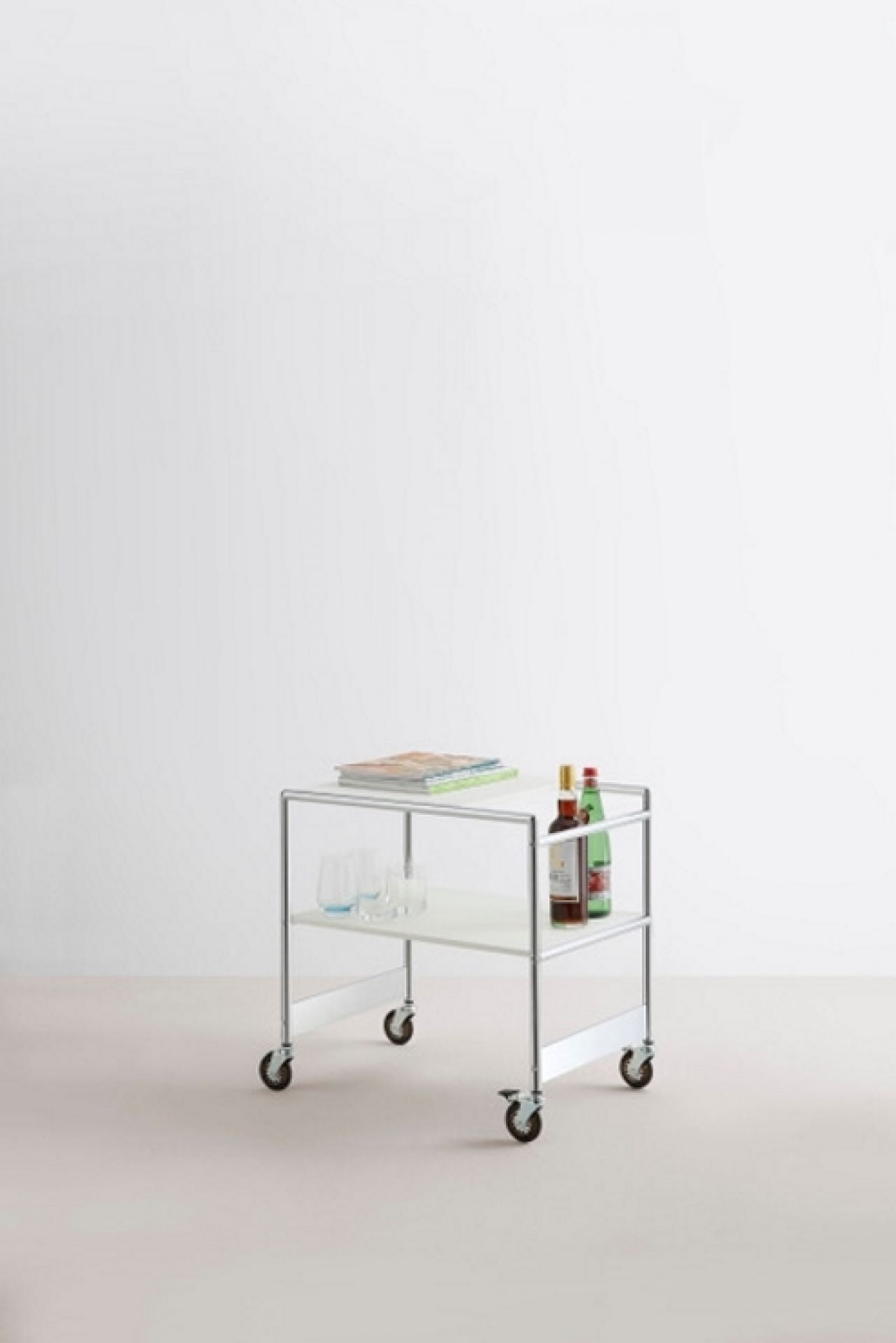 SIR Mox Servierwagen: Moderner Barwagen mit Rollen, zwei Ablagen, Getränken und Gläsern.