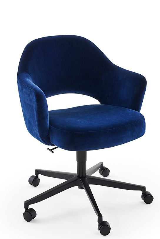 Blauer Saarinen Relax Konferenzstuhl mit Armlehne und schwarzem 5-Stern Drehfuß von Knoll International.