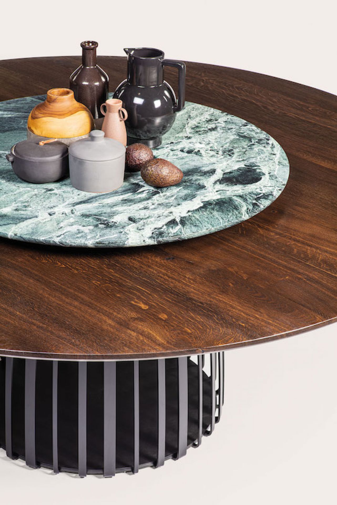 Detailansicht des BC 07 Basket Tisch Rund Janua mit Marmorplatte und Deko.