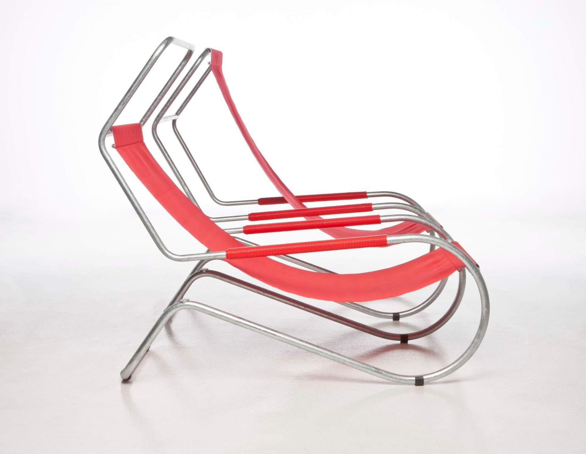 Lido Liege: Rote Sonnenliege mit Stahlrahmen, modernes Design für Garten und Terrasse.