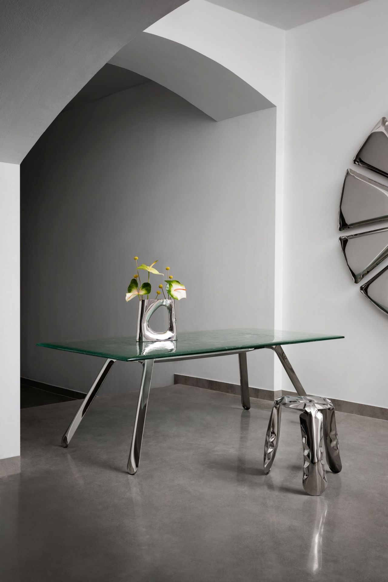 Nogi Tischgestell von Zieta mit Glasplatte und passendem Hocker, modernes Designmöbel aus Metall.