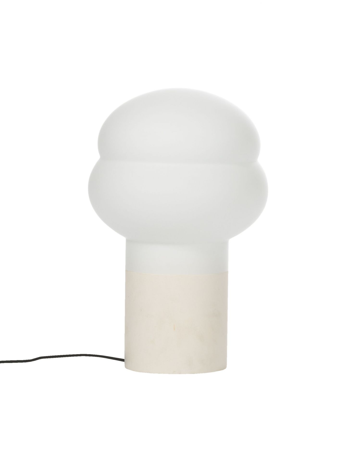 Weiße Kumo Tischleuchte von Pulpo, moderne Designerlampe mit rundem Lampenschirm und hellem Sockel.