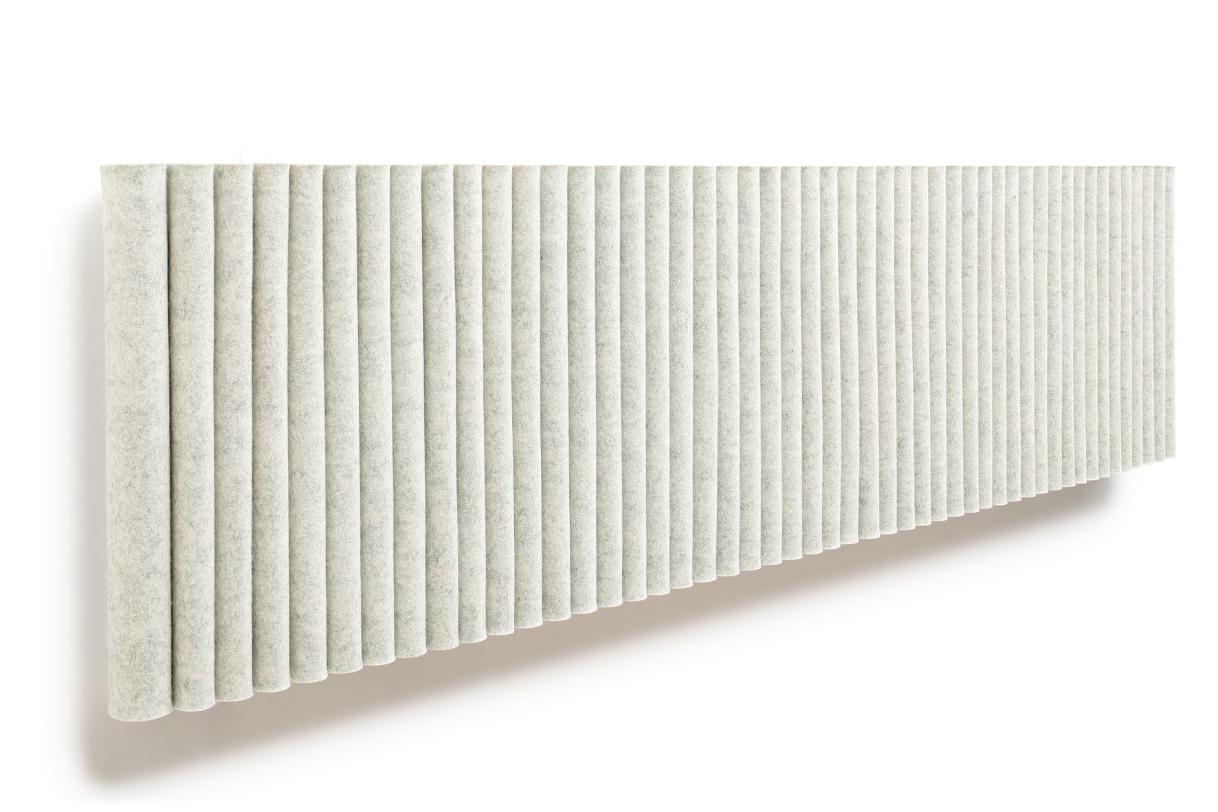 Hey Sign Welle Wandmodul im Querformat, hellgraue Filz-Lamellen zur Schallabsorption und Wandgestaltung.