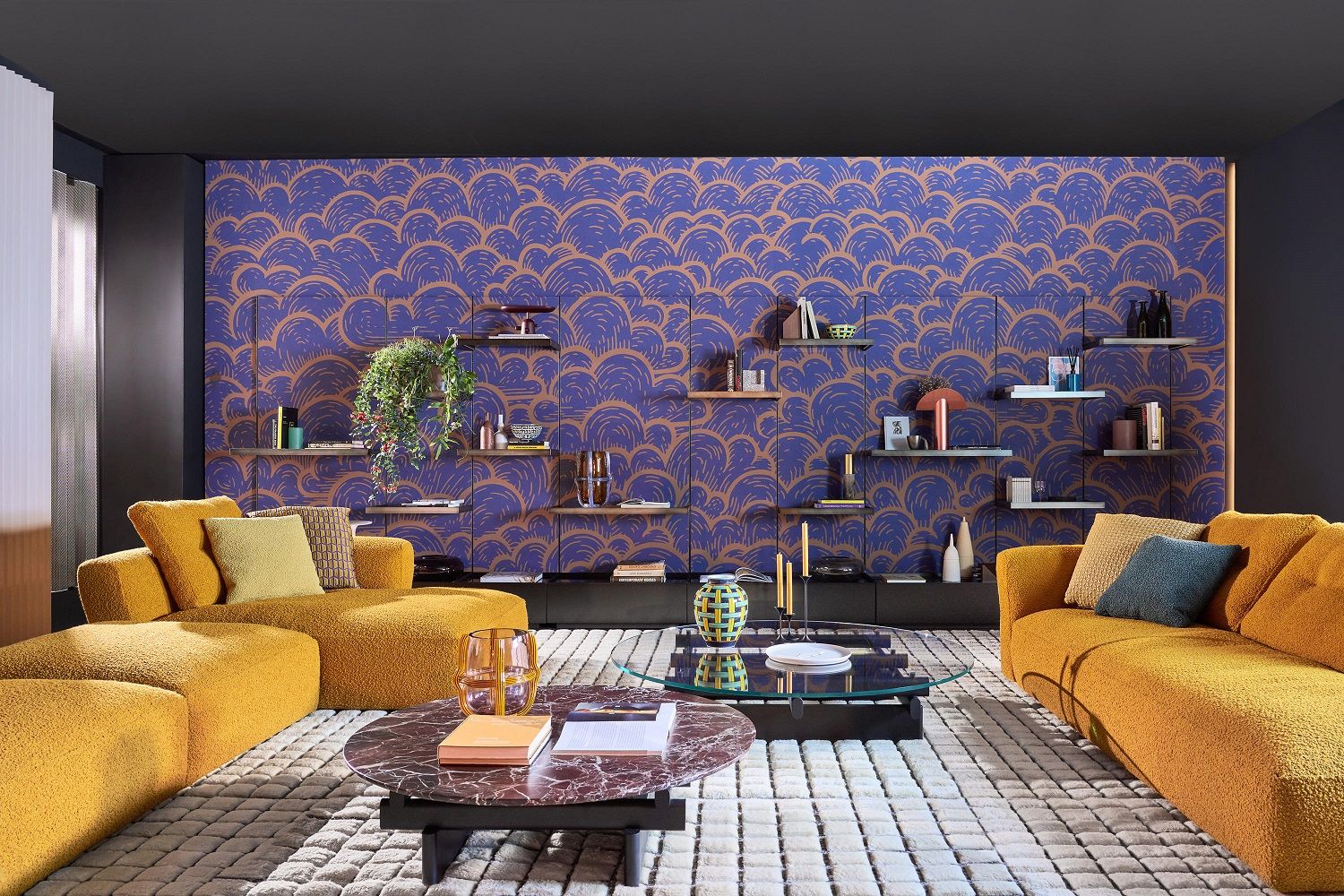 Gelbes Cassina Sofa im Wohnzimmer mit Couchtisch und blau gemusterter Wand.