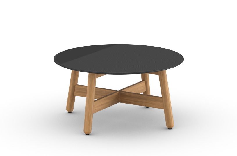 Mbrace Kaffeetisch von Dedon: Runder Gartentisch mit schwarzer Tischplatte und Holzgestell für den Außenbereich.