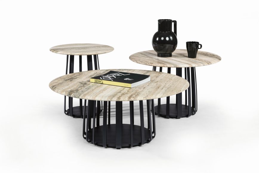 BC 09 Basket Beistelltische von Janua mit Travatin Sriato Platte und schwarzem Metallgestell.