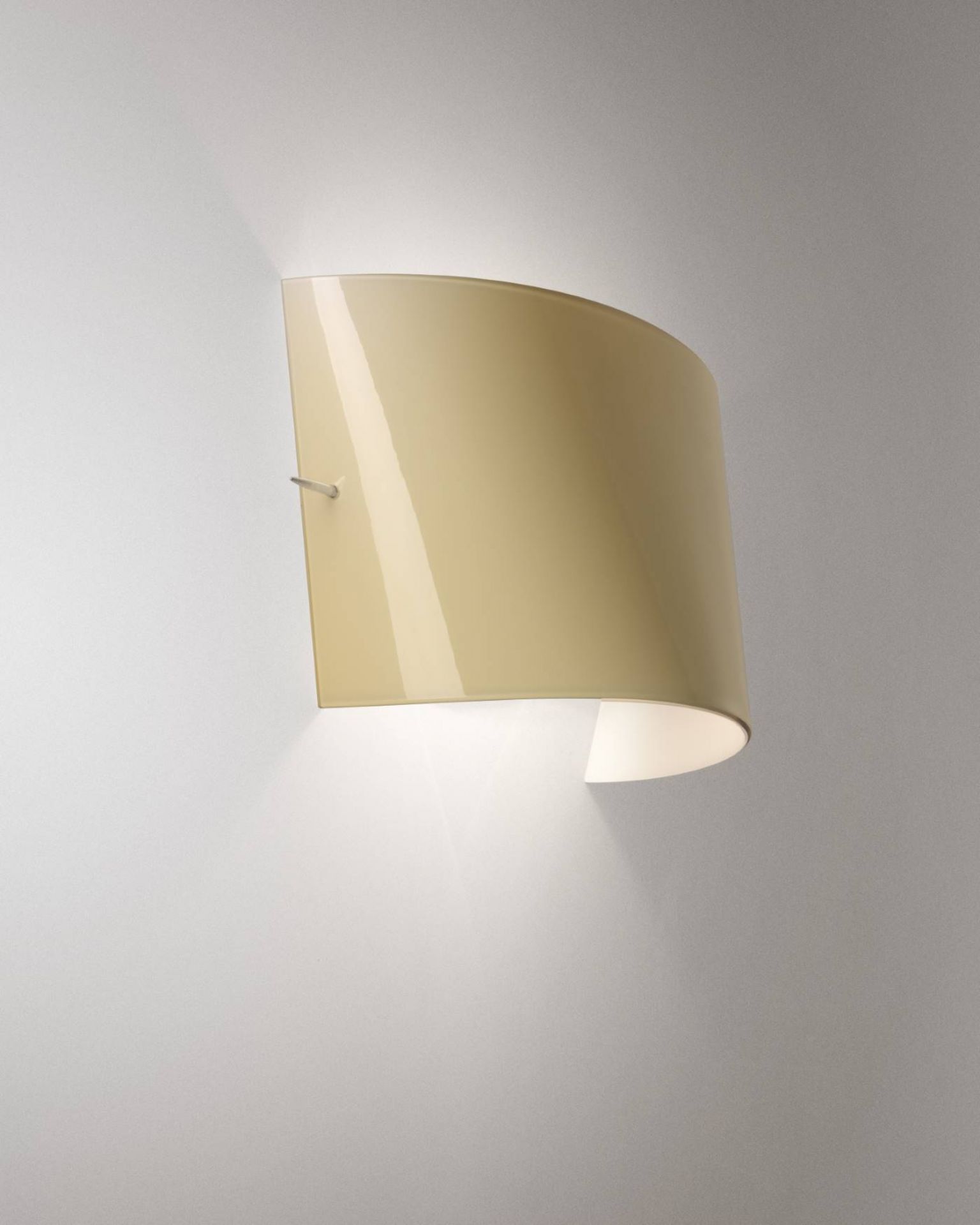 Nahaufnahme der Tutu 07 Wandleuchte von Foscarini, modernes Design, indirekte Beleuchtung, beige Farbton.