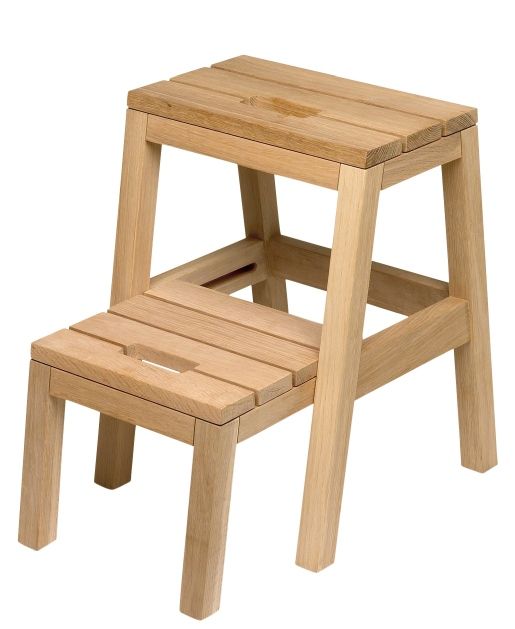 Dania Step Ladder von Skagerak: Hölzerne Trittleiter mit zwei Stufen für den Haushalt.