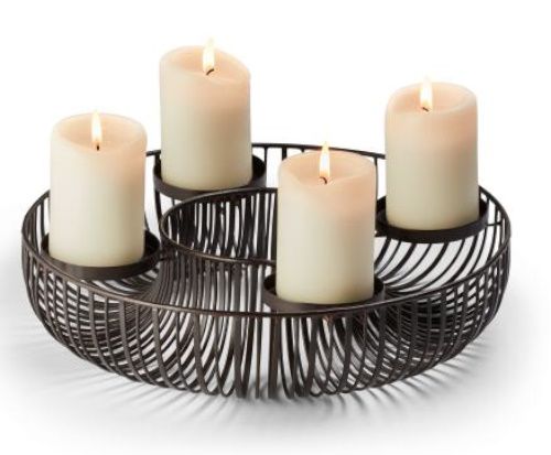 Panama Adventskranz von Philippi mit vier brennenden, weißen Stumpenkerzen in einem modernen, dunklen Metallkorb.