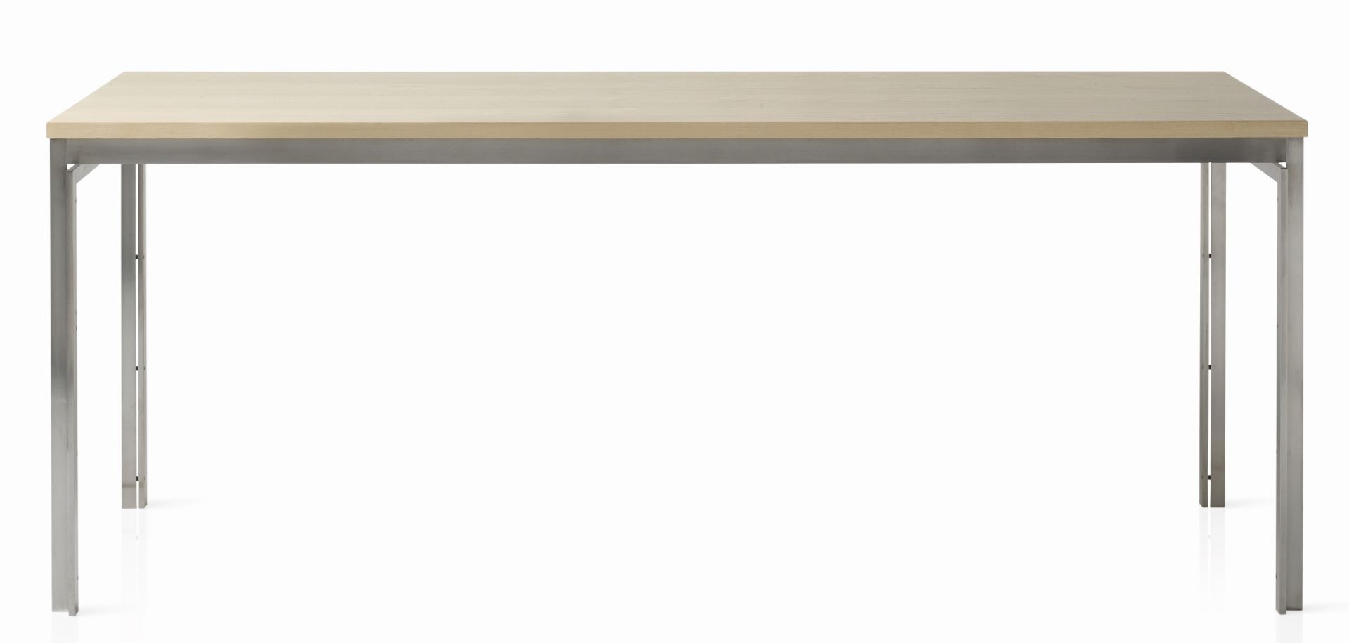 PK51 Esstisch von Fritz Hansen: Rechteckiger Tisch mit hellem Holz und Stahlgestell.