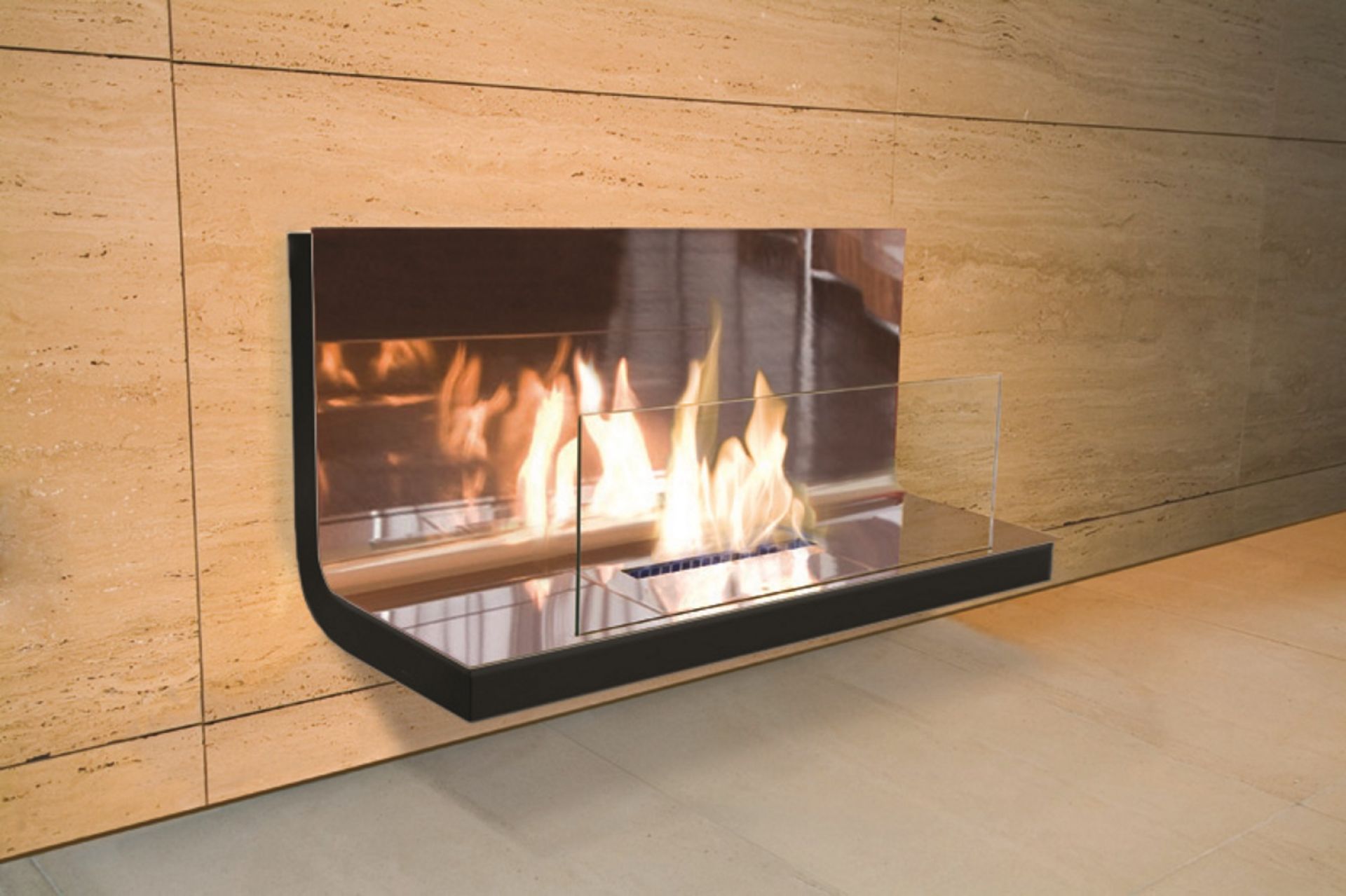 Wall Flame 1 Ethanol Kamin Radius an beiger Wand mit Glasschutz und brennenden Flammen.