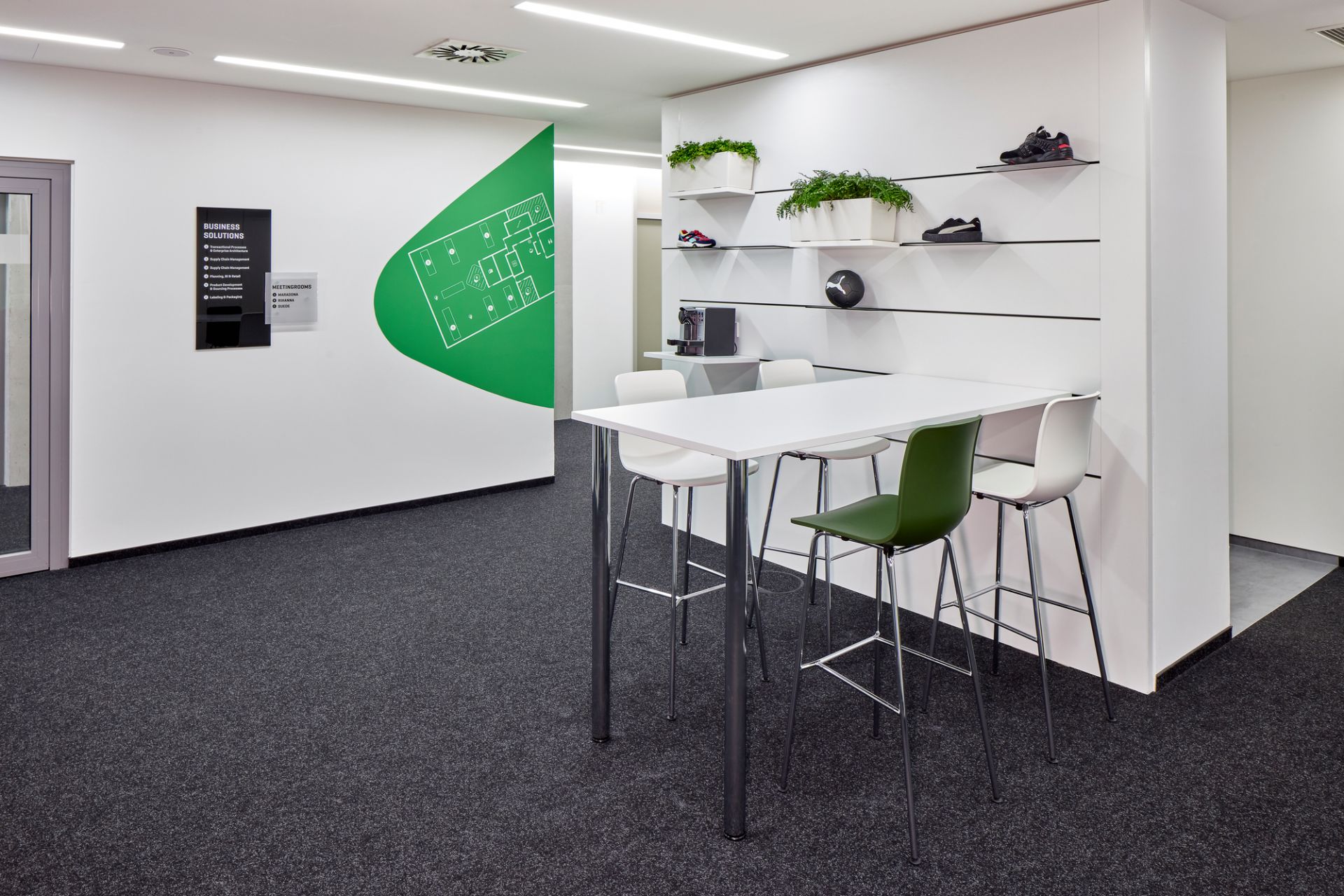 Bürointerieur mit weißen und grünem Hal RE Stool High Barhocker von Vitra an Stehtisch.