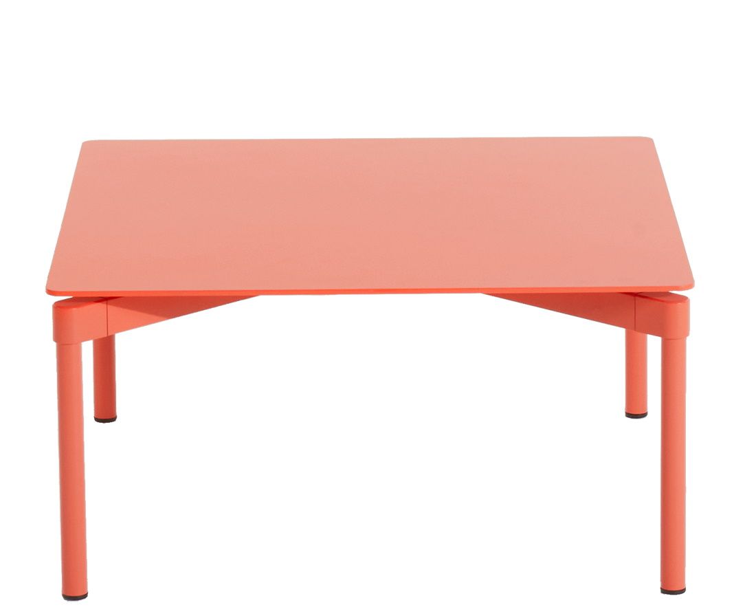 Korallfarbener Fromme Coffee Table Couchtisch von Petite Friture, quadratische Tischplatte und vier Beine.
