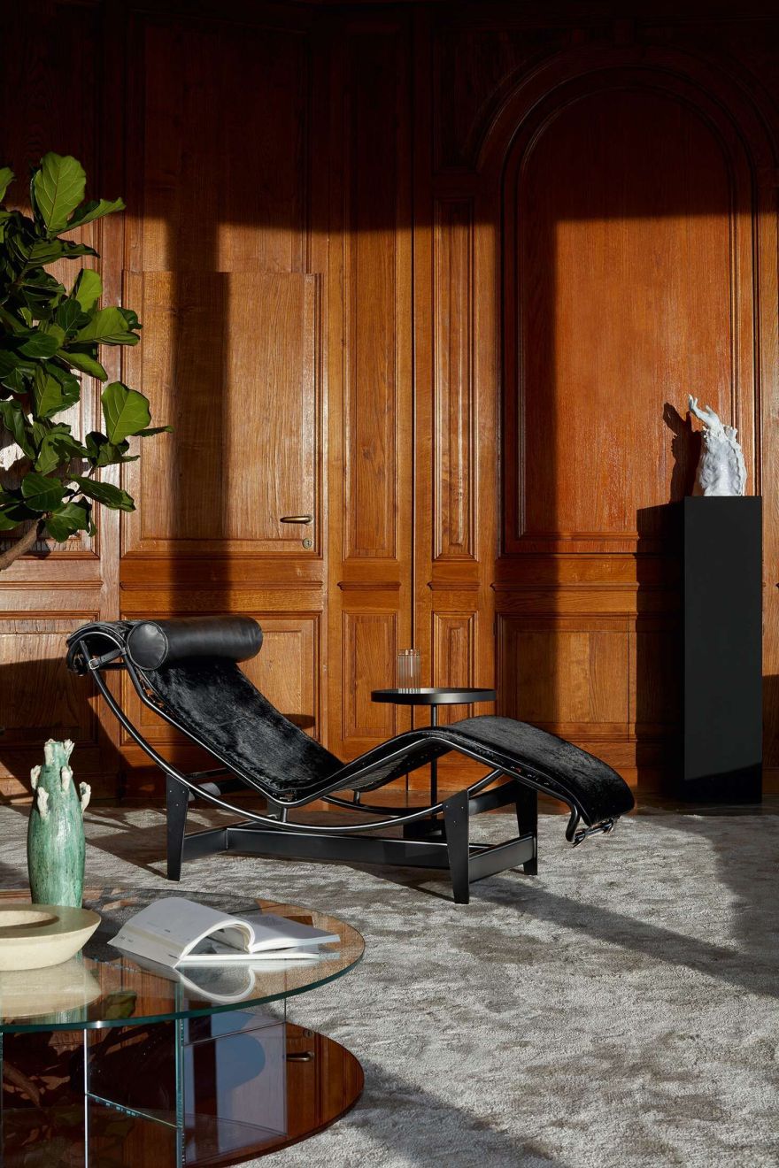 Schwarze Cassina Chaise Longue mit stufenloser Verstellung, luxuriöses Design für entspanntes Wohnen und stilvolle Inneneinrichtung.