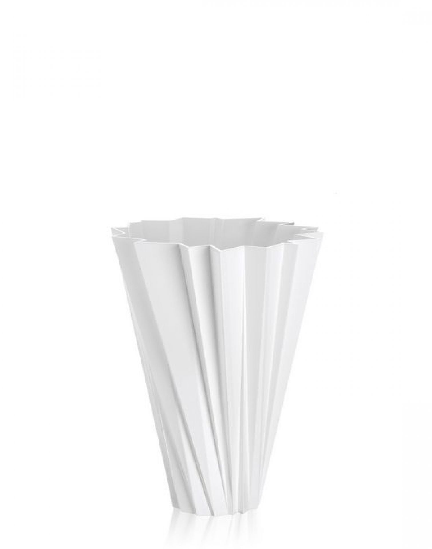 Weiße Shanghai Vase von Kartell mit markantem, plissiertem Design für moderne Inneneinrichtung.