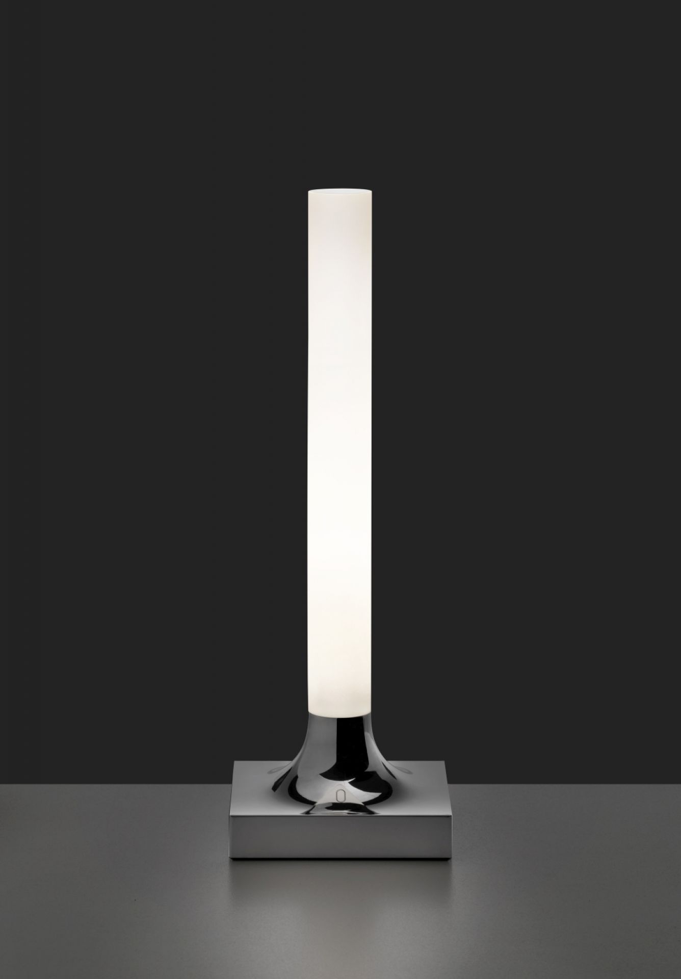 Goodnight Akkuleuchte von Kartell, poliert verchromt, mit zylindrischem Leuchtkörper und quadratischem Sockel.