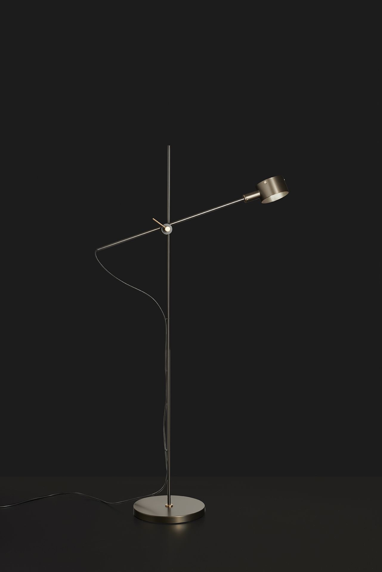 G.O. 352 Stehleuchte von Oluce: Moderne, minimalistische Stehlampe mit verstellbarem Arm und Kopf.