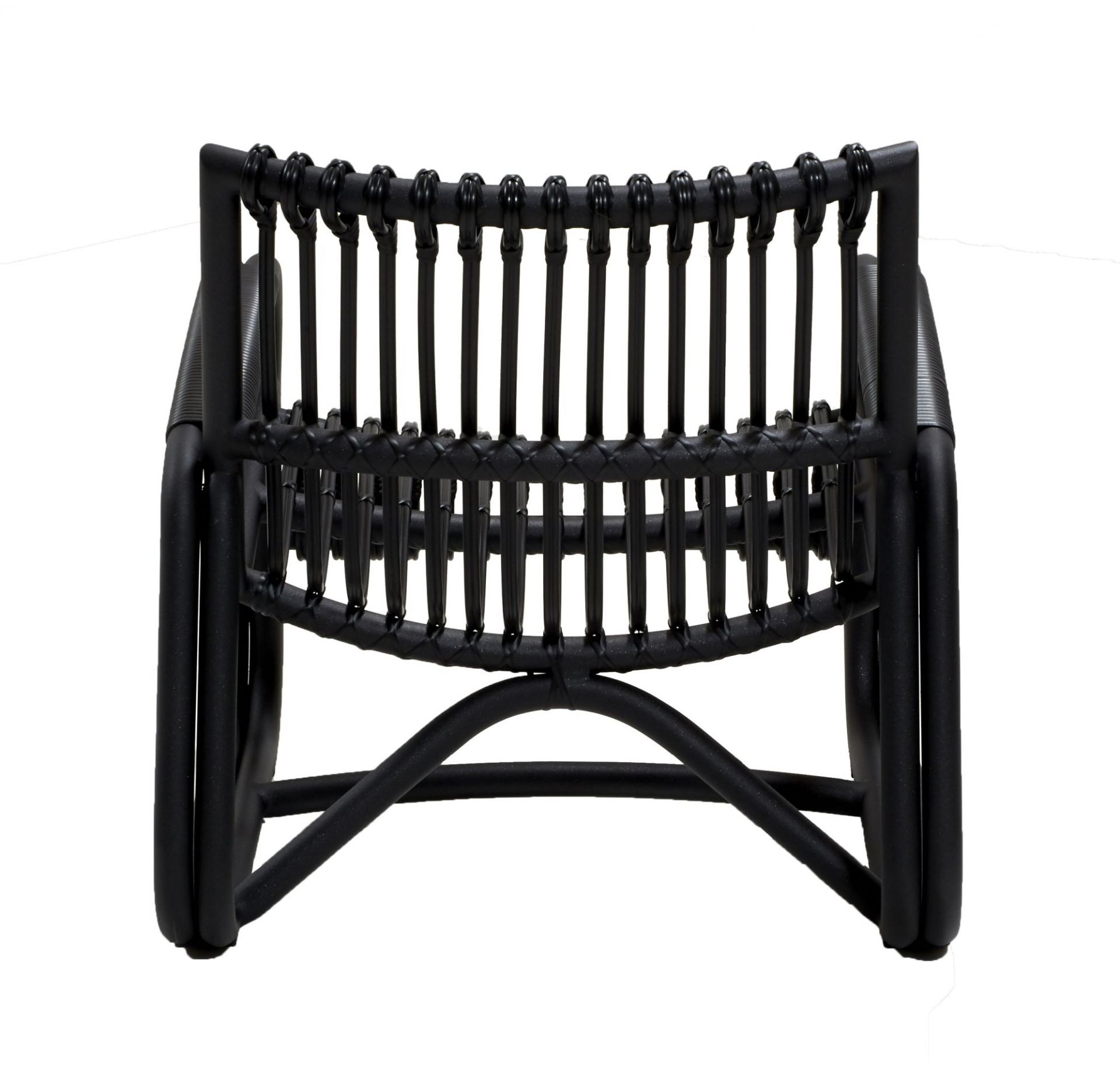 Rückansicht des Curve Loungesessels von Cane-Line in Lavagrau, Outdoor-Möbel aus Rattan.